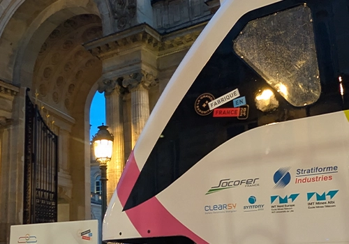 In front of the main entrance of the Elysée Palace, the EcoTrain is displayed with the logos of all the projects’ partners.