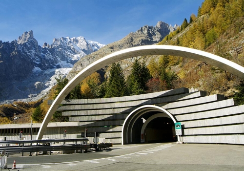 Tests to enable truck platooning in the “Tunnel du Mont Blanc” will be conducted using SubWAVE™ to extend GPS coverage